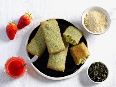 Financiers au thé vert et coulis de fraises